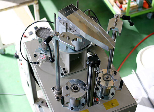田端機械工業 フッ素樹脂 (PTFE) 成形装置 ペースト押出装置 予備成型機 原料投入部付近の一例